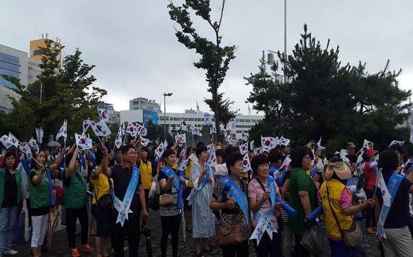 ▲ 광복절 태극기달기 가두캠페인을 전개중인 시민들 모습 ⓒ뉴데일리