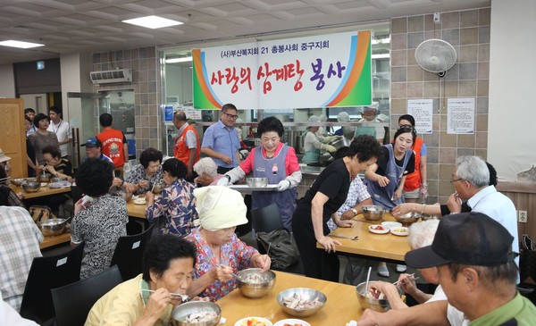 ▲ 사랑의 삼계탕을 대접하고 있는 김은숙 중구청장ⓒ뉴데일리