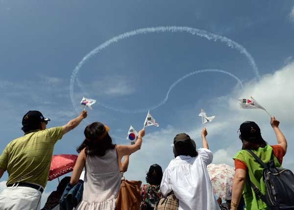 ▲ 2014년 2월 싱가포르 교민들을 위해 날아간 공군 특수비행팀 '블랙이글'이 태극 무늬를 만드는 모습. ⓒ뉴데일리 DB-공군 제공