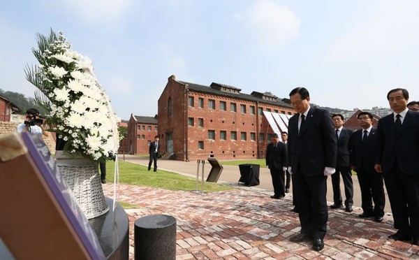 ▲ 민족의 혼 그릇' 추모비에 헌화한 뒤 묵념을 하고 있는 정의화 의장.ⓒ국회 제공