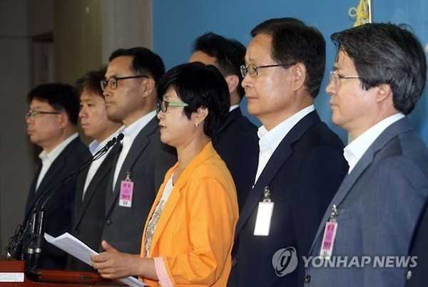 ▲ 선거구획정위원들이 13일 오전 제5차 전체회의를 마친 뒤 국회 정론관 기자회견장으로 이동해, 더 이상 국회 정개특위의 결정만을 기다릴 수 없다며 독자적인 선거구 획정 작업에 착수하겠다고 밝히고 있다. ⓒ연합뉴스 사진DB