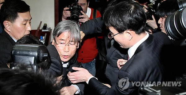 ▲ 새누리당 여상규 의원이 지난 2012년 정개특위 협상 과정에서 자신의 지역구인 경남 남해·하동이 합구될 조짐을 보이자, 정개특위 회의장에 난입해 의결을 저지하다가 국회 경위에 의해 강제로 쫓겨나고 있다. ⓒ연합뉴스 사진DB