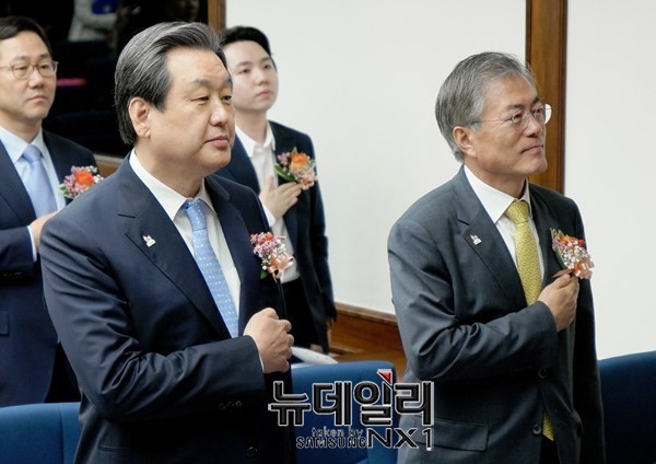 ▲ 국민의례를 하고 있는 새누리당 김무성 대표와 새정치민주연합 문재인 대표. ⓒ뉴데일리 이종현 기자