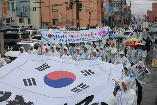 ▲ 의성군이 나라사랑 태극기 달기 캠페인을 펼치고 있다.ⓒ의성군 제공