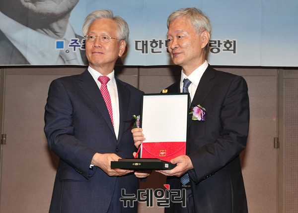 ▲ 사단법인 대한민국사랑회가 14일 오후 서울 중구 프레스센터에서 제8회 우남 이승만애국상 시상식을 열었다. 지난해 이승만애국상 수상자인 고영주 법무법인 KCL 대표변호사(사진 왼쪽)가, 개인상 수상자인 서석구 변호사(사진 오른쪽)의 수상을 축하하면서 기념촬영을 하고 있다. ⓒ 뉴데일리 이종현 기자