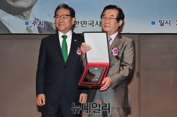 ▲ 손병두 대한민국사랑회 이사장(사진 왼쪽)이 8회 우남 이승만애국상 단체상을 수상한 반국가교육척결연합 이상진 상임대표(사진 오른쪽) 수상을 축하하고 있다. ⓒ 뉴데일리 이종현 기자