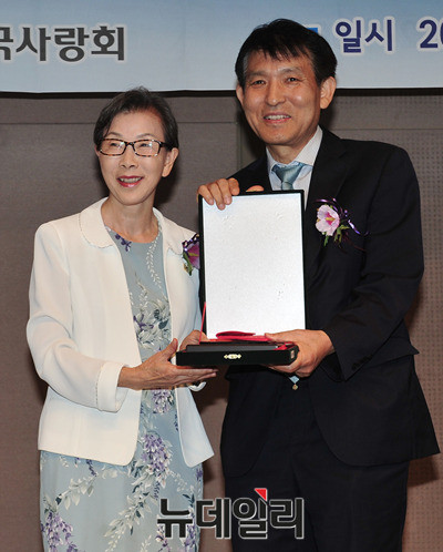 ▲ 제8회 우남 이승만애국상 단체상을 수상한 자유민주연구학회 조영기 회장(사진 오른쪽)이 김길자 대한민국사랑회 회장(사진 왼쪽)과 기념촬영을 하고 있다. ⓒ 뉴데일리 이종현 기자