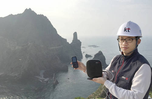 ▲ 독도에 설치된 LTE망을 점검하는 KT 직원의 모습 ⓒ KT 제공