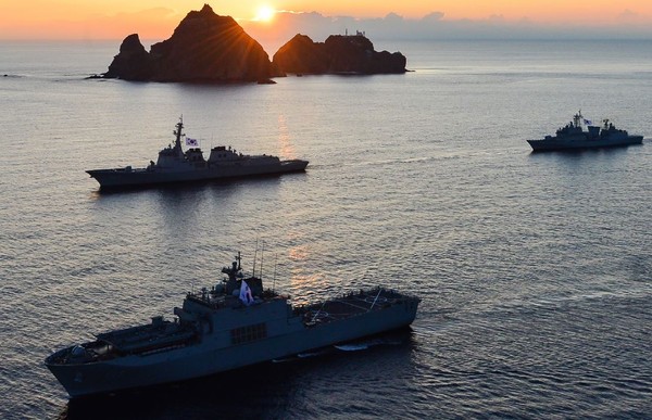 ▲ 해군 기동부대가 광복 70년 8‧15 아침에 우리나라에서 가장 먼저 뜨는 해를 독도에서 맞으며 힘차게 항진하고 있다. 해군기동부대는 광복의 역사적 의의를 성찰하며 굳건한 영해 수호의지를 다지고, 우리 영토인 독도 앞에서 장병과 국민이 하나가 되어 광복 70년을 축하하며 우리나라의 희망찬 미래를 기원하기 위해 기동항해를 실시했다. 천왕봉함(LST-2, 상륙함 / 맨 아래) 뒤로 서애류성룡함(DDG, 이지스구축함 / 왼쪽),  양만춘함(DDH-1, 구축함)이 항진하고 있다.ⓒ해군