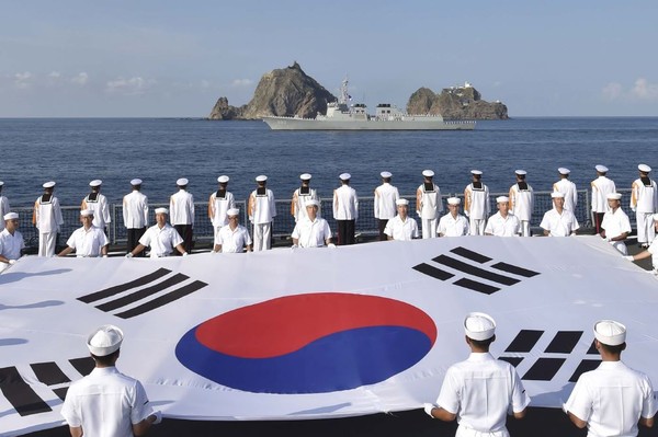▲ 해군 기동부대에 편성된 천왕봉함(LST-2, 상륙함)에서 장병들이 광복 70년을 축하하며 태극기를 펼쳐 보이고 있다. 해군기동부대는 광복의 역사적 의의를 성찰하며 굳건한 영해 수호의지를 다지고, 우리 영토인 독도 앞에서 장병과 국민이 하나가 되어 광복 70년을 축하하며 우리나라의 희망찬 미래를 기원하기 위해 기동항해를 실시했다. 천왕봉함 뒤로 서애류성룡함(DDG, 이지스구축함)이 항진하고 있다.ⓒ해군
