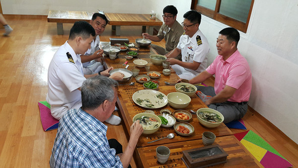 ▲ 해군 고령함 안유현 함장 외 3명이 고령군 저소득 독거노인 가구를 위문 방문한 뒤 점심식사를 함께하고 있다.ⓒ고령군 제공