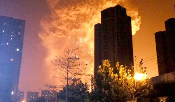 지난 12일 오후 11시 30분(현지시간) 텐진항 위험물 창고에서 일어난 폭발사고 당시를 찍은 화면. ⓒ英BBC 보도화면 캡쳐