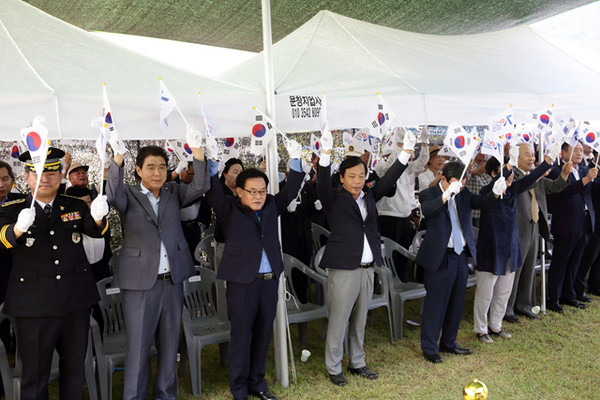 ▲ 행사 침석자들이 만세삼창을 하고있다.ⓒ칠곡군 제공