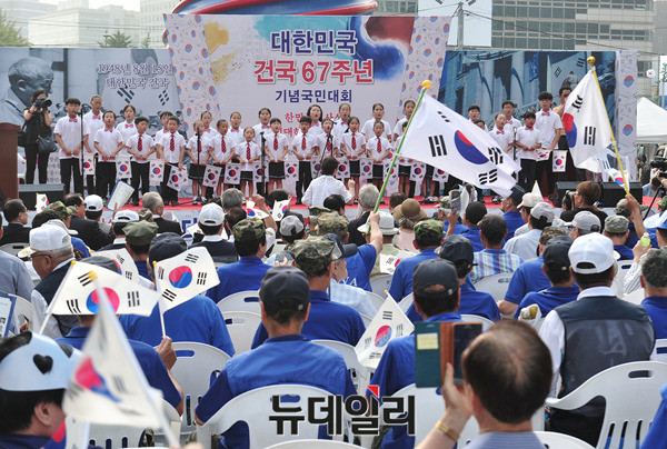 ▲ 자유총연맹, 재향군인회, 재향경우회 등 300여개 애국·보훈단체들이 모두 참여한 애국단체총협의회와 대한민국애국시민연합은, 15일 오후 서울 청계광장에서 ‘대한민국 건국 67주년 기념 국민대회’를 개최했다. ⓒ 뉴데일리 이종현 사진기자