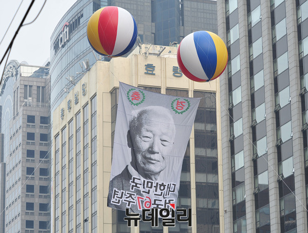 ▲ 15일 오후 서울 청계광장에서 애국단체총연합회와 대한민국애국시민연합이 공동주최한 ‘대한민국 건국 67주년 기념 국민대회’가 열렸다. 행사 주최 측이 건국대통령 이승만 박사의 사진을 이미지로 이용한 애드벌룬을 광장 상공에 띄운 모습. ⓒ 뉴데일리 이종현 사진기자