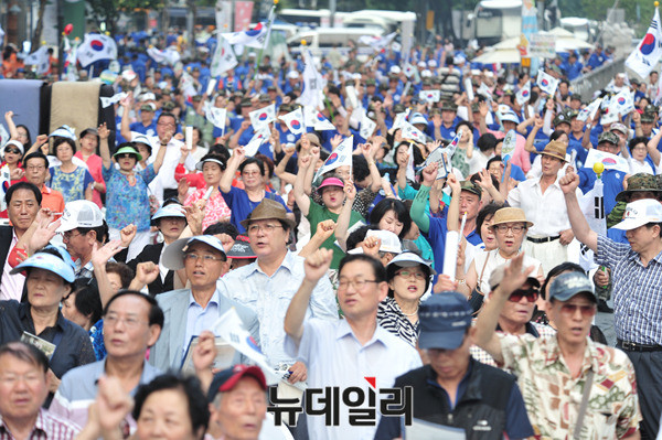 ▲ 애국단체총협의회와 대한민국애국시민연합이 주최하고 재향군인회 및 300여개 단체가 주관하는 [대한민국 건국 67주년기념 국민대회]가 15일 오후 서울 광화문 청계광장에서 열린 가운데, 6,000여명의 애국시민들이 '건국절 제정'을 외치고 있다. ⓒ 뉴데일리 이종현 사진기자