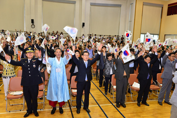 ▲ 영주시가 제70주년 광복절 경축행사를 각 기관‧단체장 및 학생 등 300여명이 참석한 가운데 풍기 대한광복단기념공원내 체육관에서 개최했다.ⓒ영주시 제공