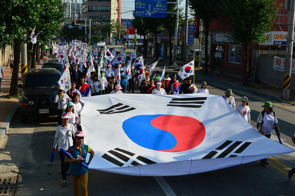 ▲ 영주시가 제70주년 광복절 경축행사를 각 기관‧단체장 및 학생 등 300여명이 참석한 가운데 풍기 대한광복단기념공원내 체육관에서 개최했다.ⓒ영주시 제공