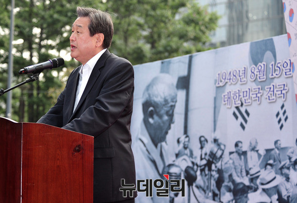 ▲ 새누리당 김무성 대표최고위원이 15일 서울 청계광장에서 열린 건국 67주년 기념 국민대회에 참석해 연설하고 있다. 김무성 대표는 이날 연설에서 이승만 박사의 국부 추대와 업적 재평가, 기념관 건립 등을 역설했다. ⓒ뉴데일리 이종현 기자