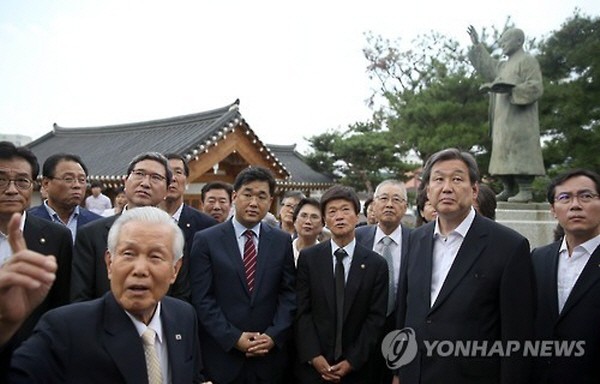 ▲ 새누리당 김무성 대표최고위원이 14일 서울 종로구 이화장을 방문해 건국대통령 이승만 박사의 양자인 이인수 씨로부터 설명을 듣고 있다. 김무성 대표는 이 자리에서 이승만 박사가 있었기에 건국이 가능했던 만큼 항상 존경하는 마음을 갖고 있다며, 국부로 예우할 것임을 약속했다. ⓒ연합뉴스 사진DB