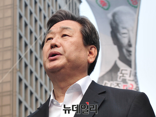 ▲ 새누리당 김무성 대표최고위원이 15일 서울 청계광장에서 열린 건국 67주년 국민대회에 참석해 애국가를 제창하고 있다. 애국가를 제창하고 있는 김무성 대표의 뒷편으로 건국대통령 이승만 박사의 사진이 담긴 건국 67주년 기념 애드벌룬이 나부끼고 있다. ⓒ뉴데일리 이종현 기자