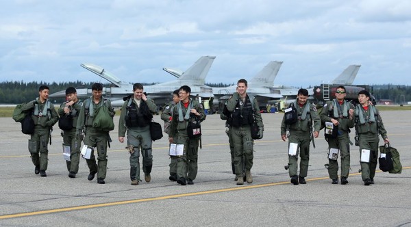 ▲ 해외 연합훈련 최초로 미션 커맨더(임무편대장) 역할을 수행한 대한민국 공군 서재경 소령이 공격편대군 훈련을 마치고 연합 공군 조종사들과 함께 기지로 돌아가고 있는 모습.(가운데 안경 쓴 조종사가 서재경 소령)ⓒ공군