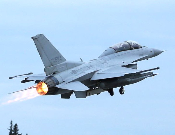 ▲ 2015 레드플래그 알래스카 본 훈련이 시작된 가운데 임무수행을 위해 대한민국 공군 (K)F-16D 전투기가 미국 알래스카주 아일슨 공군기지에서 이륙하고 있는 모습.ⓒ공군