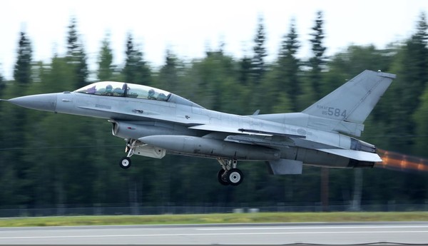 ▲ 2015 레드플래그 알래스카 본 훈련이 시작된 가운데 임무수행을 위해 대한민국 공군 (K)F-16D 전투기가 미국 알래스카주 아일슨 공군기지에서 이륙하고 있는 모습.ⓒ공군