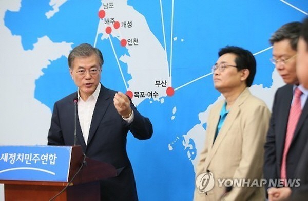 ▲ 새정치민주연합 문재인 대표가 16일 국회 대표회의실에서 광복 70주년 기자회견을 하고 있다. 오른쪽은 같은 당 전병헌 최고위원과 최재천 정책위의장. 새정치연합은 이날 기자회견을 위해 대표회의실의 뒷배경을 문재인 대표의 경제 통일 청사진인 환동해·환황해 트라이앵글을 나타내는 지도로 바꿨다. ⓒ연합뉴스 사진DB