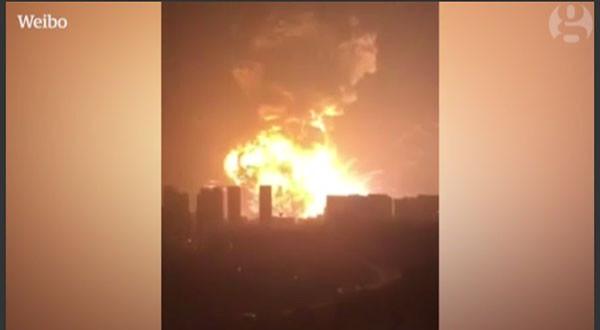 ▲ 지난 12일 밤에 일어난 텐진 폭발사고는 中국민들에게 큰 충격과 공포를 주고 있다. 사진은 폭발사고 현장에서 수 킬로미터 밖에 사는 사람이 찍은 영상 중 한 장면. ⓒ中웨이보-英가디언 보도화면 캡쳐
