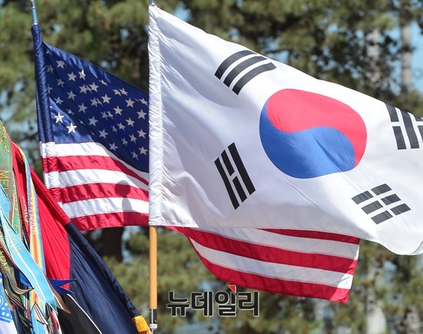▲ 태극기와 성조기가 함께 펄럭이는 모습. ⓒ뉴데일리DB