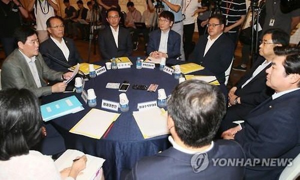 ▲ 당정청 정책조정협의회가 16일 국회 사랑재에서 새누리당 원유철 원내대표의 주재로 열린 가운데, 회의가 비공개로 전환되기에 앞서 참석자들이 돌아가며 모두발언을 하고 있다. ⓒ연합뉴스 사진DB