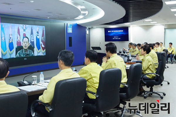 ▲ 박근혜 대통령이 17일 청와대에서 을지국가안전보장회의(NSC)를 주재하고 군으로부터 상황 보고를 받고 있다. ⓒ청와대 제공