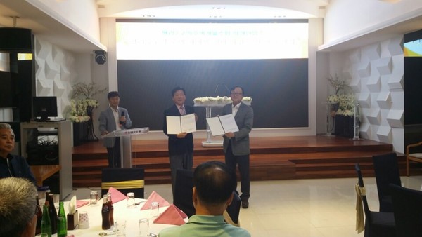 ▲ 화성산업은 지난 13일 뉴대구호텔에서 평리7구역 재정비촉진구역 주택재개발정비사업조합과 공사계약을 체결했다.(사진 좌측 남영규 조합장, 우측 도훈찬 화성산업 상무이사)ⓒ화성산업 제공