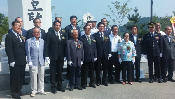 ▲ 이병희 부군수와 항일투사 유족들이 제막식에 함께하고 있다