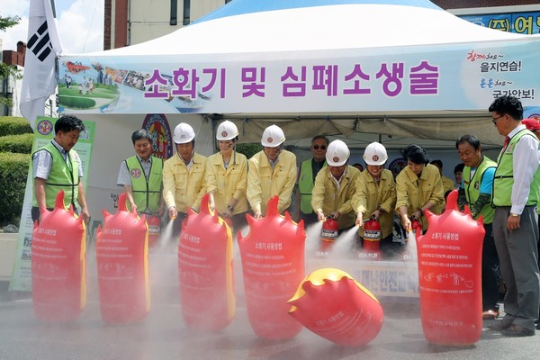 ▲ 대구시의회 이동희 의장 등 확대의장단이 17일 을지연습을 맞아 체험을 하며 관계자를 격려했다.ⓒ대구시의회 제공