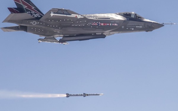 ▲ F-35A가 중거리 공대공 AIM-120D를 발사하고 있다.ⓒ록히드마틴