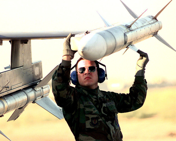 ▲ AIM-120 중거리 공대공 미사일.ⓒ미공군