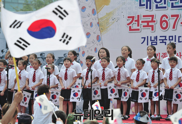 ▲ 건국 67주년기념 국민대회 축하 공연하는 어린이들. ⓒ뉴데일리 DB