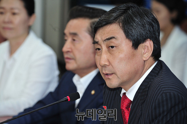 ▲ 새정치민주연합 이종걸 원내대표가 17일 국회 원내대표회의실에서 취임 100일 기자간담회를 갖고 있다. ⓒ뉴데일리 이종현 기자