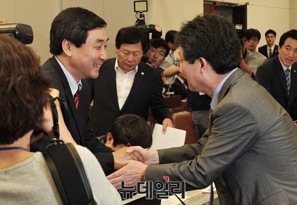 ▲ 새정치민주연합 이종걸 원내대표가 지난 7월 7일 열린 국회 운영위 전체회의에 참석해 운영위원장을 겸하고 있던 새누리당 유승민 전 원내대표와 환하게 웃으며 악수를 나누고 있다. 유승민 전 원내대표는 이날 운영위 전체회의를 마지막으로 새누리당 원내대표에서 물러나면서 운영위원장 직도 상실했다. ⓒ뉴데일리 이종현 기자