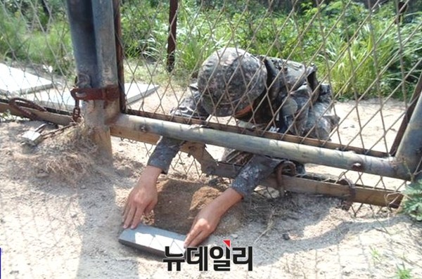 ▲ 지난 4일 DMZ에서 북한이 매설한 지뢰가 폭발하는 사건이 발생한 가운데, 우리군 관계자가 북한군이 DMZ에 지뢰를 매설하는 모습을 재현하고 있다. ⓒ국방부