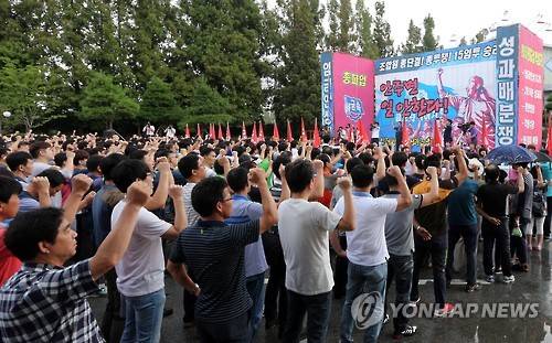 ▲ 금호타이어 노조가 전면파업에 돌입한 17일 오전 광주 광산구 금호타이어 광주공장에서 노조원들이 파업 집회 벌이며 구호를 외치고 있다.ⓒ금호타이어