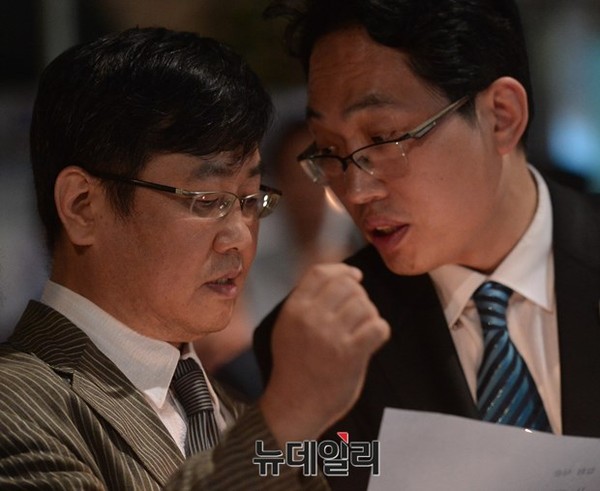 ▲ 박원순 서울시장 아들 박주신씨의 병역비리 의혹 진상규명을 촉구하는 철야 촛불집회가, 17일 저녁부터 18일 아침까지, 서울시장 공관이 있는 서울 종로구 가회동 주민센터 앞에서 열렸다. 이날 집회를 주도한 의료혁신투쟁위 정성균(사진 왼쪽), 최대집(사진 오른쪽) 공동대표의 모습. ⓒ 뉴데일리 정상윤 기자