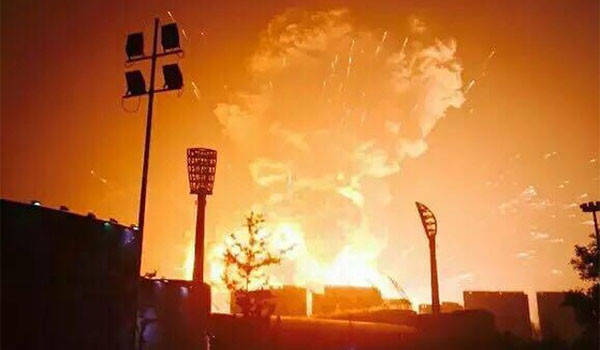 ▲ 텐진 폭발사고 당시 수 킬로미터 밖에서 찍은 영상의 한 장면. ⓒ中웨이보 공유영상-英가디언 보도화면 캡쳐