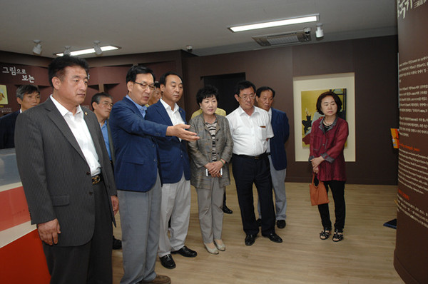 ▲ 군위군의회는 지난 17일 삼국유사 목판사업 추진상황 보고에 이어 현장을 직접 방문해 현황을 살핀 후 관계자들을 격려했다.ⓒ군위군 제공