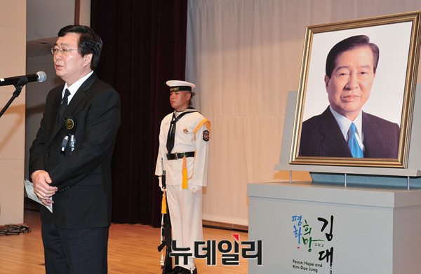 ▲ 김홍업 전 의원이 18일 서울 동작동 국립현충원에서 열린 김대중 전 대통령의 6주기 추도식에서 유족 대표로 감사의 인사를 하고 있다. ⓒ뉴데일리 이종현 기자