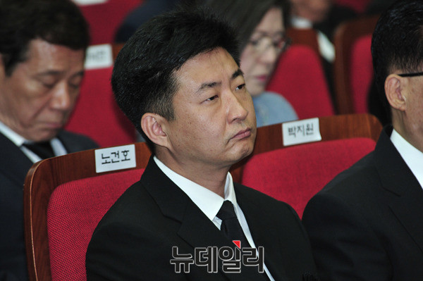 ▲ 지난 5·23 노무현 6주기 추도식이 아수라장이 되는 원인을 제공했다는 평가를 받고 있는 노무현 전 대통령의 장남 건호 씨가 18일 서울 동작동 국립현충원 현충관에서 열린 DJ 6주기 추도식에 참석해, 김홍업 전 의원의 평이한 유족 인사말을 무심한 표정으로 경청하고 있다. ⓒ뉴데일리 이종현 기자