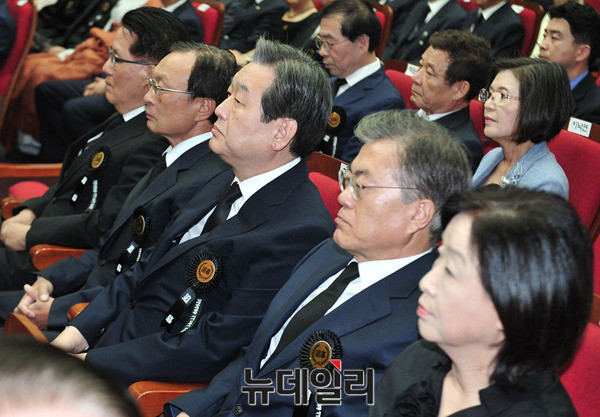 ▲ 새누리당 김무성 대표최고위원과 새정치민주연합 문재인 대표가 18일 서울 동작동 국립현충원 현충관에서 열린 김대중 전 대통령의 6주기 추도식에 나란히 앉아 있다. 양당 대표 간에 특별한 대화는 없었다. 사진 왼쪽부터 새정치연합 박지원 전 원내대표, 이해찬 전 대표, 새누리당 김무성 대표최고위원, 새정치연합 문재인 대표, 정의당 심상정 대표. ⓒ뉴데일리 이종현 기자