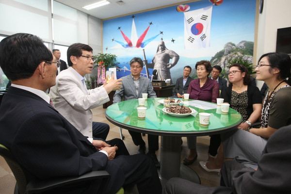 ▲ 왼쪽), 송도근 시장과 시민들이 시민시장실에서 시정전반을 논의 있다 사천시 ⓒ뉴데일리